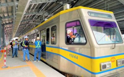 LRT-1 Train Unloads Passengers After Smoke From Mobile Phone